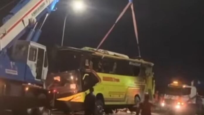 Kecelakaan bus PO Cahaya Trans terguling di ruas simpang susun exit tol Krapyak Kota Semarang._HOLOPIS