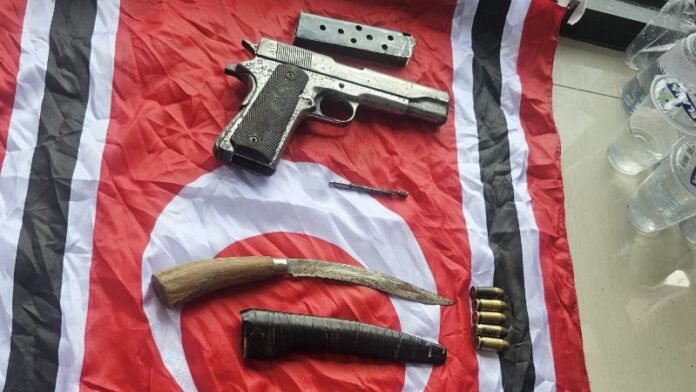 Senjata api jenis Colt M1911, amunisi dan bendera GAM diamankan TNI._HOLOPIS