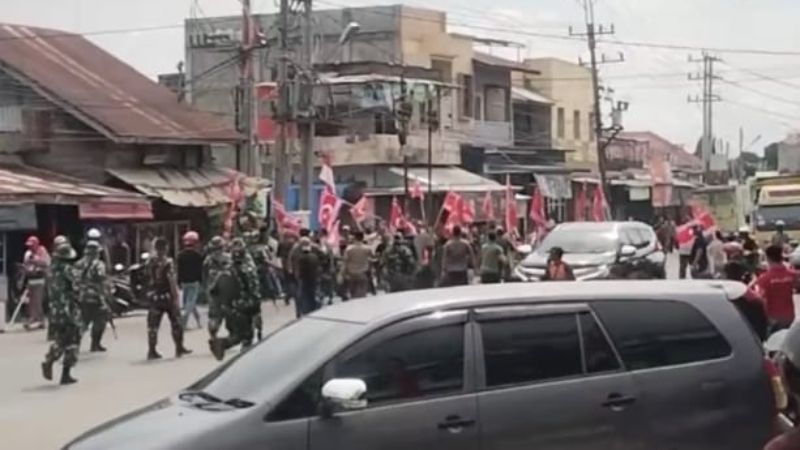 Warga Aceh yang mengibarkan bendera GAM didatangi prajurit TNI._HOLOPIS