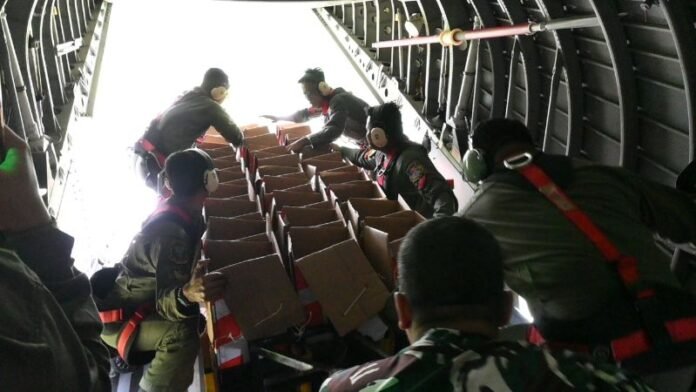 TNI Dropping Logistik dengan Metode Airdrop di Gayo Lues._HOLOPIS
