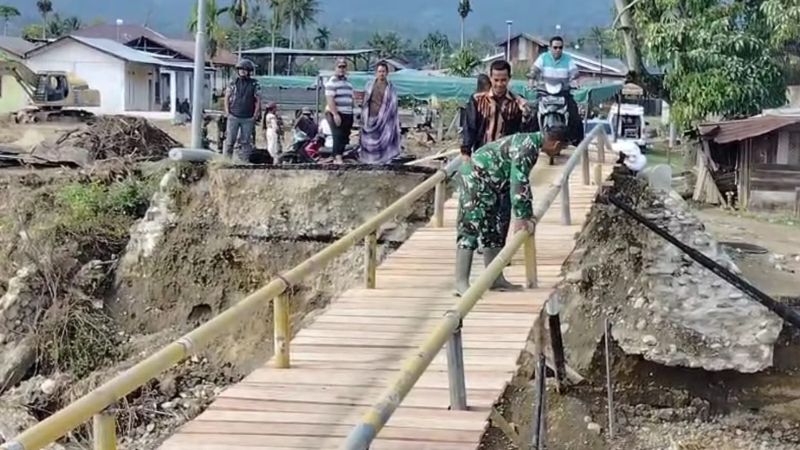 TNI dan warga gotong royong bangun jembatan darurat di Gayo Lues._HOLOPIS