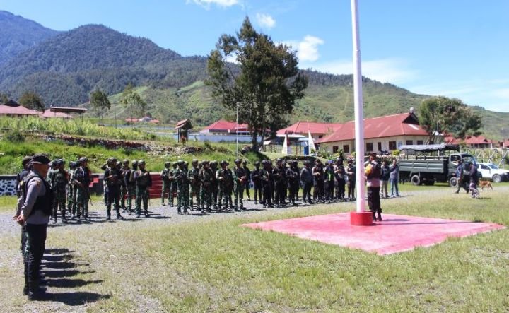 TNI-Polri patroli gabungan untuk wujudkan Kab. Puncak Jaya Aman. _HOLOPIS