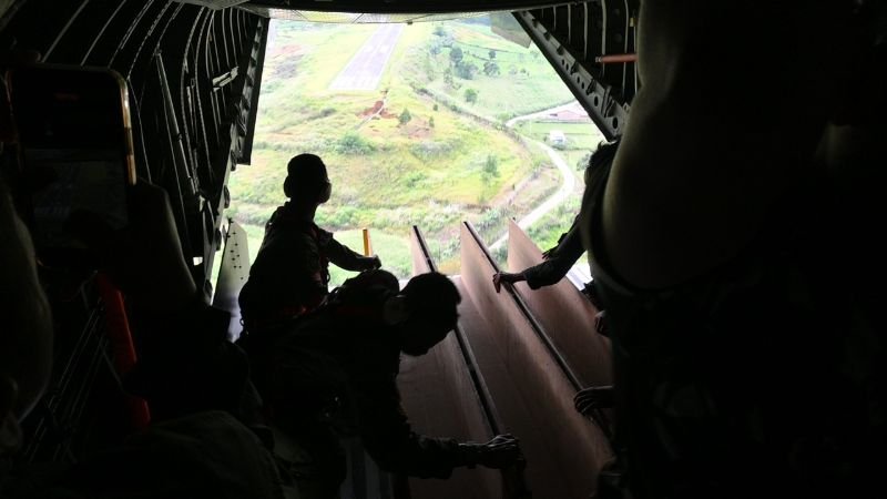 TNI Dropping Logistik dengan Metode Airdrop di Gayo Lues_HOLOPIS