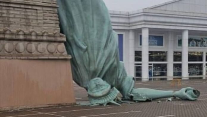 Replika patung Liberty setinggi hampir 40 meter roboh di Brasil._HOLOPIS