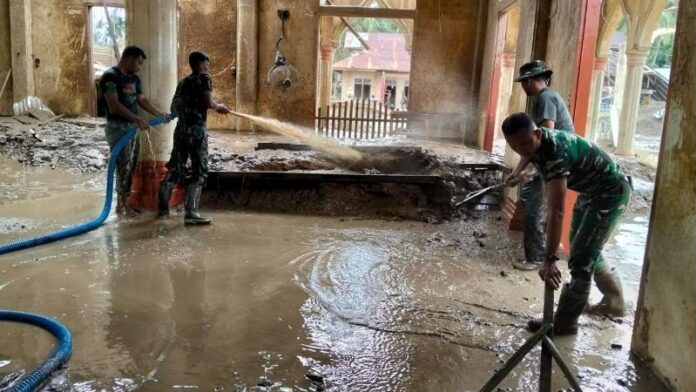Prajrurit TNI bantu warga bersihkan Masjid Kampung Tanah Merah_HOLOPIS