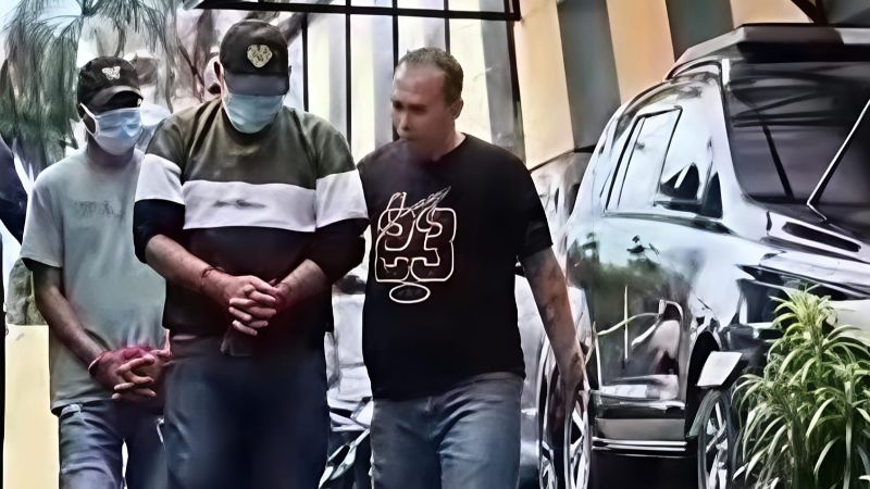 Mata Elang (bertopi) di Depok ditangkap Polres Depok._HOLOPIS