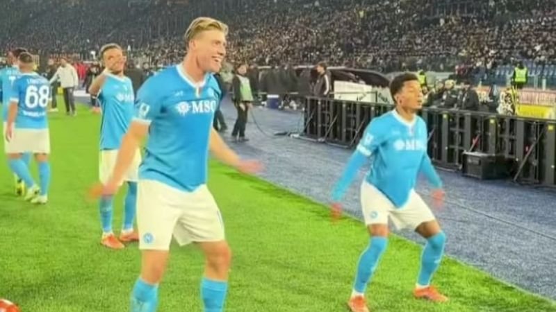 Pemain Napoli usai mencetak gol ke gawang AS Roma._HOLOPIS