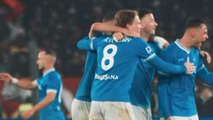 Pemain Napoli usai mencetak gol ke gawang AS Roma._HOLOPIS