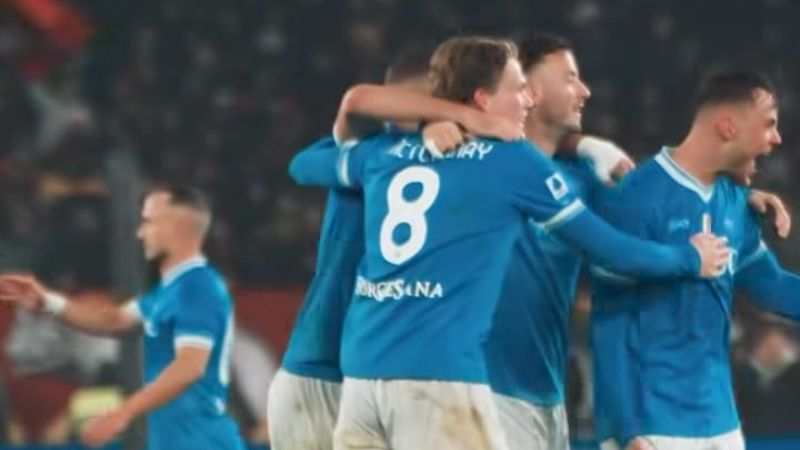 Pemain Napoli usai mencetak gol ke gawang AS Roma._HOLOPIS