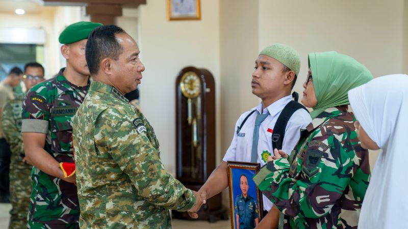 Panglima TNI bertemu dengan keluarga dari Prajurit TNI yang gugur dalam penanganan bencana di Padang._HOLOPIS