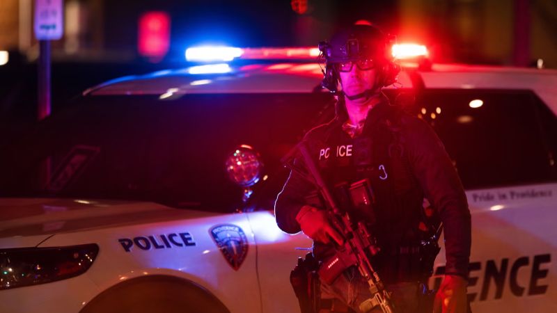 Polisi mengamankan lokasi penembakan di Brown University, AS._HOLOPIS