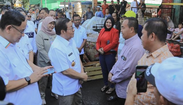 Gubernur DKI Pramono Anung meninjau lokasi kebakaran di Pasar Induk Kramatjati, Jaktim._HOLOPIS