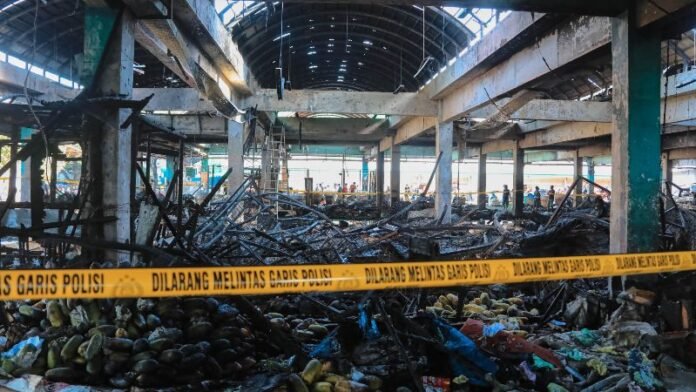 Ratusan kios di Pasar Induk Kramat Jati, Jakarta Timur terbakar._HOLOPIS