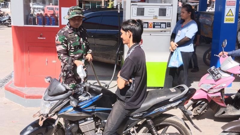 Prajurit TNI bertugas jadi operator SPBU di Sibolga dan Tapteng._HOLOPIS