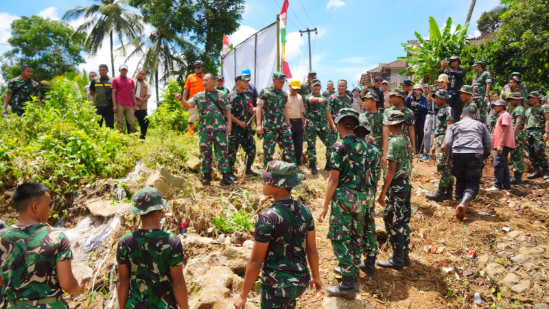 TNI bangun jembatan gantung 80 meter di Sukabumi, Jabar_HOLOPIS