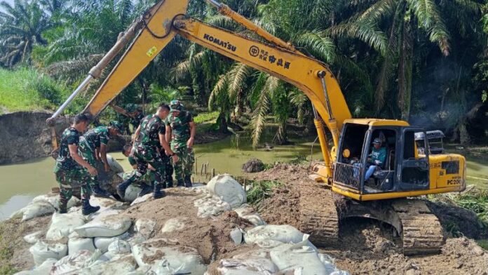 TNI dan warga gotong royong perkuat tanggul pasca banjir di Langkat._HOLOPIS