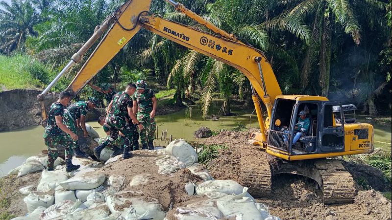 TNI dan warga gotong royong perkuat tanggul pasca banjir di Langkat._HOLOPIS