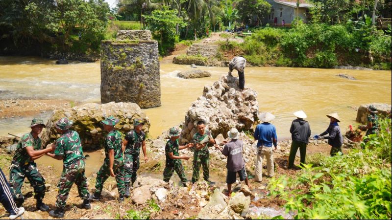 TNI bangun jembatan gantung 80 meter di Sukabumi, Jabar._HOLOPIS