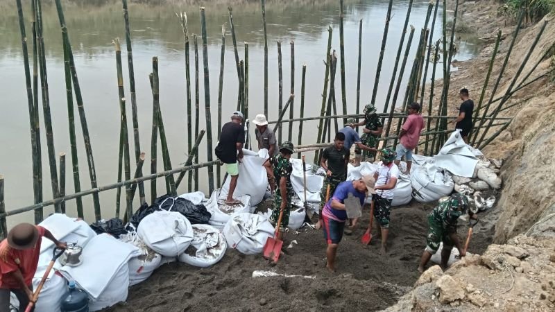 TNI dan warga gotong royong perkuat tanggul pasca banjir di Langkat._HOLOPIS