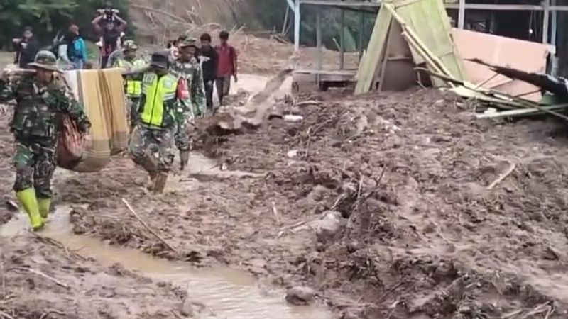 Prajurit TNI evakuasi dua warga lanjut usia penderita stroke di Bener Meriah, Aceh._HOLOPIS