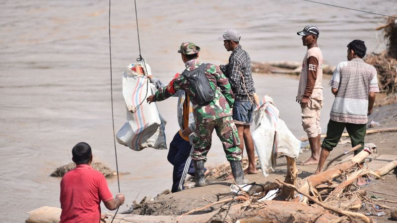 TNI dari Kodim 0111/Bireuen pakai tali kirim bantuan ke daerah terisolir di Bireuen, Aceh._HOLOPIS