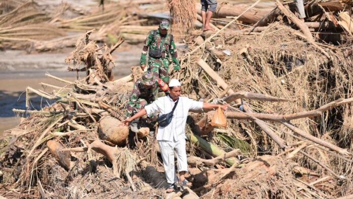 TNI dari Kodim 0111/Bireuen pakai tali kirim bantuan ke daerah terisolir di Bireuen, Aceh._HOLOPIS