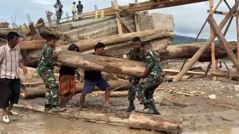 TNI dan Warga Gotong Royong Bangun Jembatan Darurat di Gayo Lues._HOLOPIS