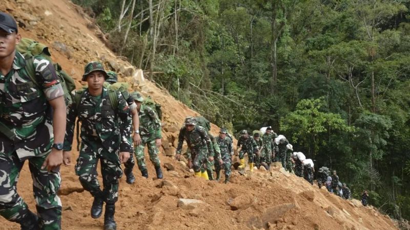 Satgas Gulbencal Korem 023/Kawal Samudera menyalurkan bantuan kemanusiaan ke korban bencana di Tapanuli Tengah. _HOLOPIS