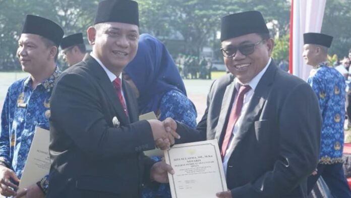 Wakil Bupati Bekasi Asep Surya Atmaja (kiri)._Holopis