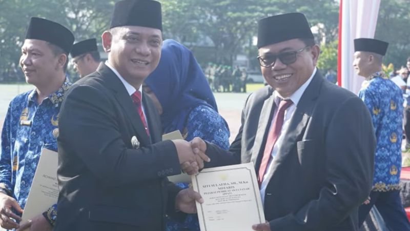 Wakil Bupati Bekasi Asep Surya Atmaja (kiri)._Holopis