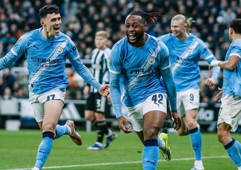 Antoine Semenyo dan skuad Manchester City selebrasi gol lawan Newcastle di semifinal Carabao Cup - Holopis