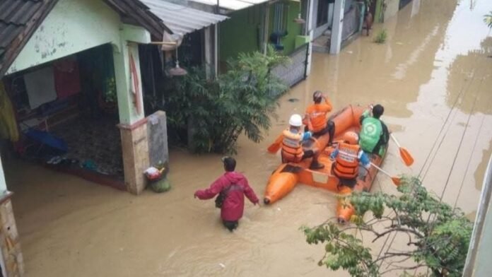 BPBD Karawang Evakuasi Korban Banjir - Holopis