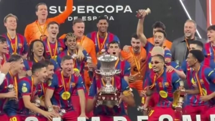 Pemain Bercelona juara Piala Super Spanyol usai mengalahkan Real Madrid._HOLOPIS