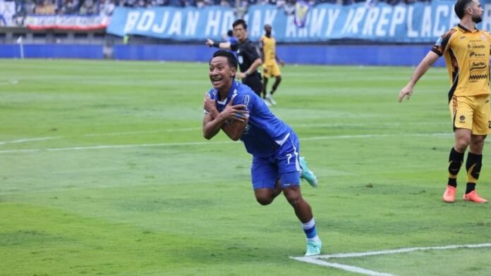 Gelandang Persib Beckham Putra Nugraha selebrasi gol ke gawang Persija._HOLOPIS