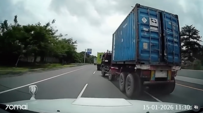 CCTV Truk di Tol Sidoarjo - HOLOPIS