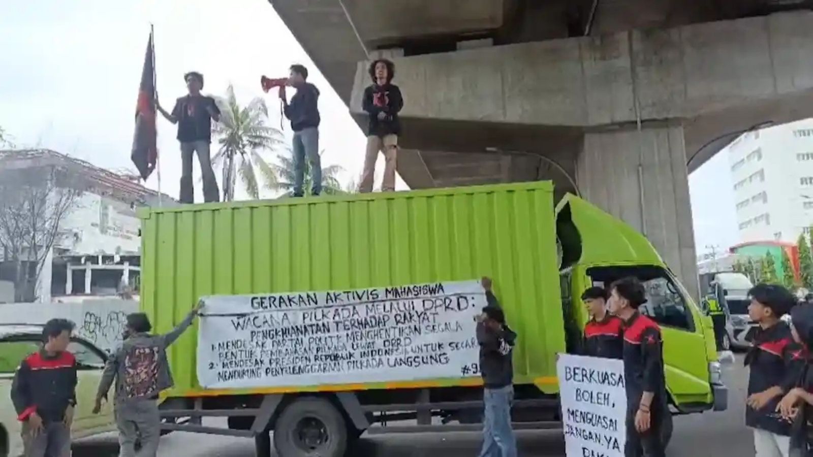 Demo Mahasiswa Tolak Pilkada - Holopis