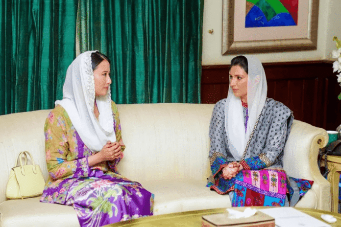 Dyah Roro bersama Aseefa Bhutto