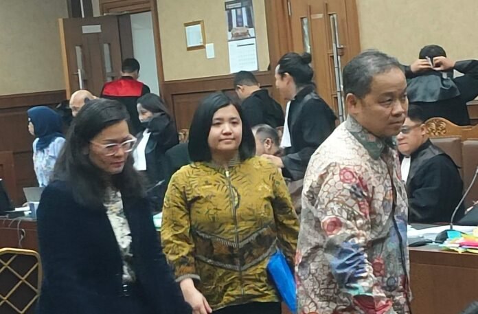 Fiona Handayani - Holopis