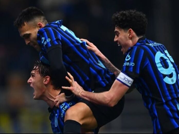 Pemain Inter Milan selebrasi usai cetak gol ke gawang Lecce._HOLOPIS