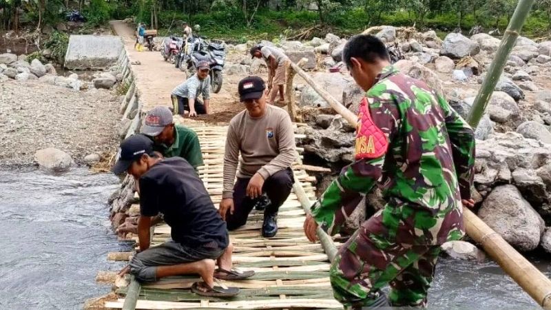 Jembatan Bambu - Holopis