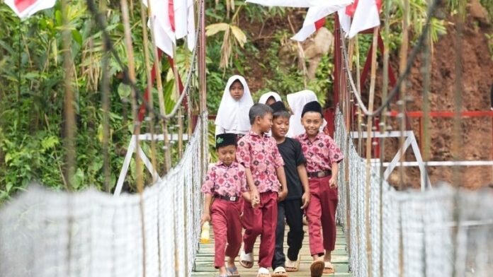 Jembatan Gantung - Holopis