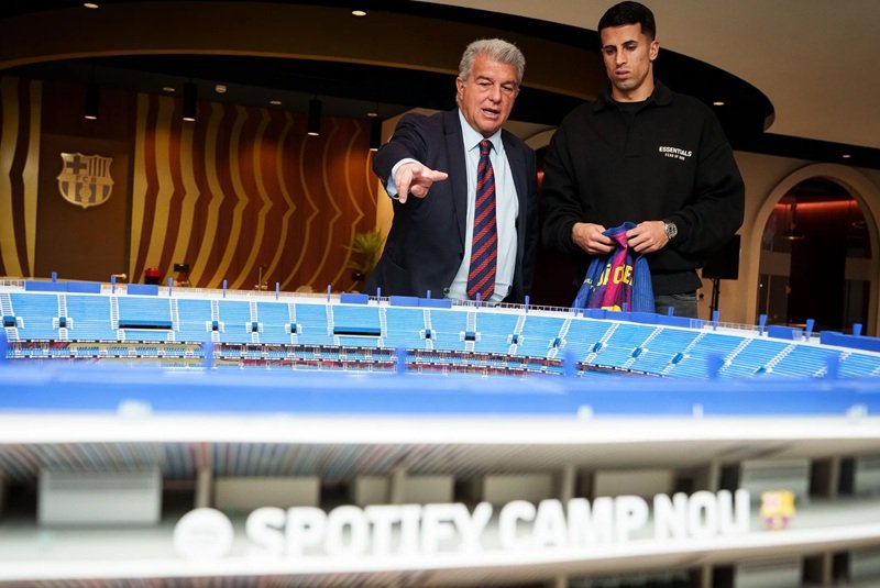 Joao Cancelo dan Presiden Barcelona Joan Laporta dalam perkenalan ke muka publik - Holopis