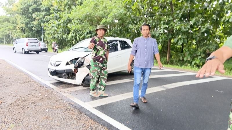 Kecelakaan Tungal Mobil Brio - Holopis