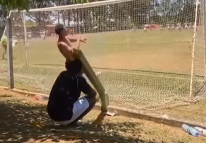 Kepala pria kepentok tiang