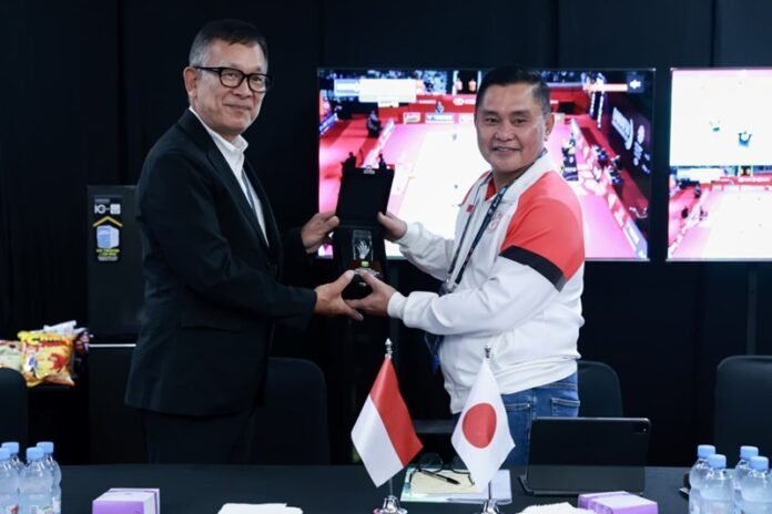 Ketum PBSI Fadil Imran bersama Presiden Asosiasi Bulutangkis Jepang, Mitsuru Murai - Holopis
