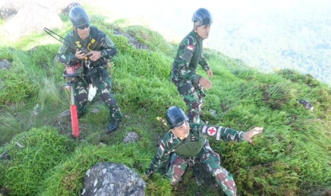 TNI AU bantu evakuasi pesawat Pesawat ATR 42-500._HOLOPIS