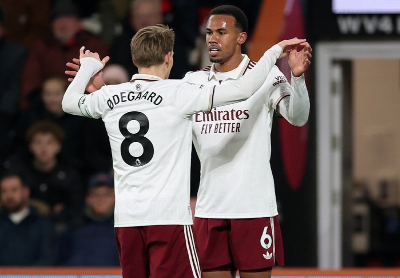 Martin Odegaard dan Gabriel Magalhaes di laga Bournemouth vs Arsenal - Holopis