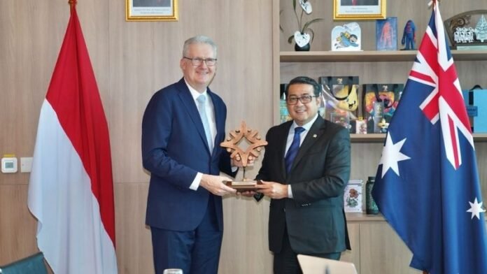 Menteri Urusan Seni Australia Anthony Stephen Burke - Holopis