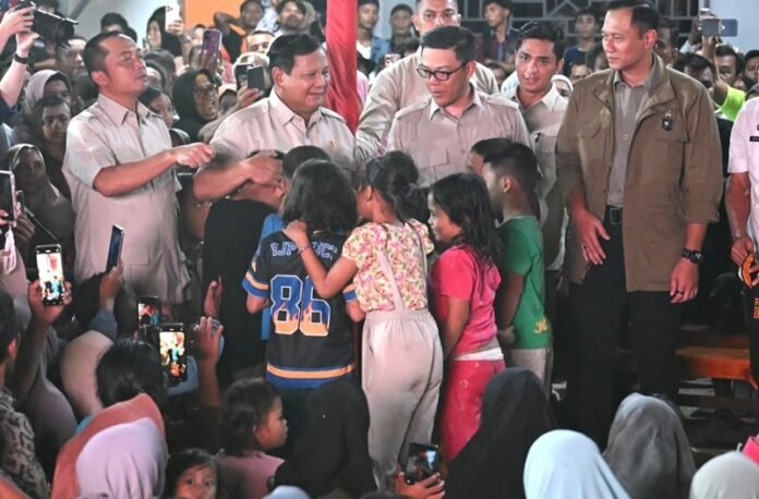 Momen Presiden Prabowo saat memeluk erat anak kecil korban terdampak bencana di Desa Batu Hula, Batang Toru, Tapanuli Selatan - Holopis