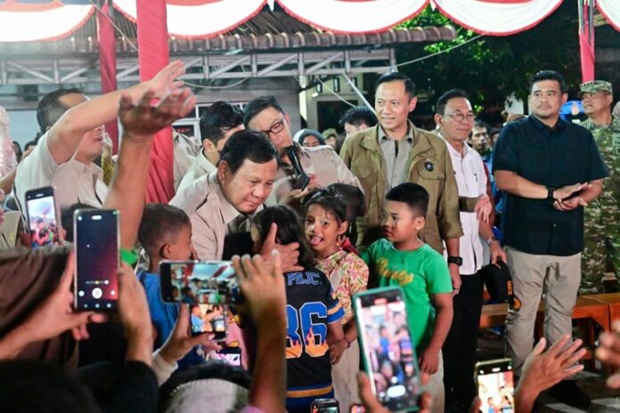 Momen Presiden Prabowo saat memeluk erat anak kecil korban terdampak bencana di Desa Batu Hula, Batang Toru, Tapanuli Selatan - Holopis